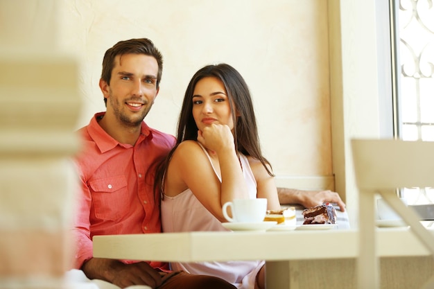 Jovem casal no café