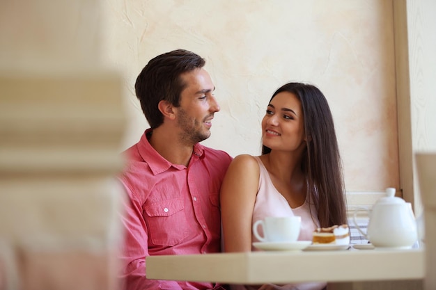 Jovem casal no café