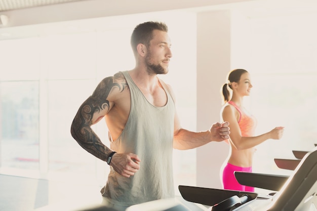 Jovem casal no clube de fitness