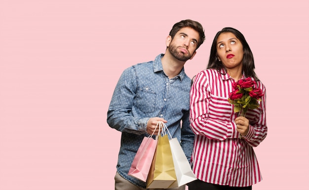 Foto jovem casal no dia dos namorados cansado e entediado