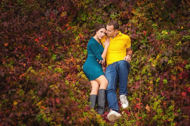 Jovem casal no incrível parque de outono colorido História de amor