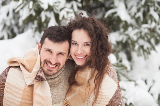 Jovem casal no inverno