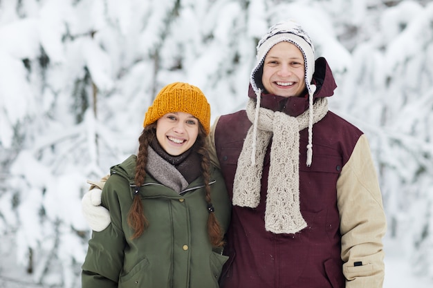 Jovem casal no inverno