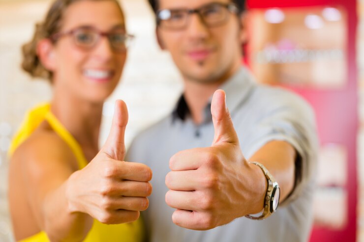 Foto jovem casal no oculista com óculos