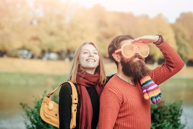 Jovem casal no parque outono