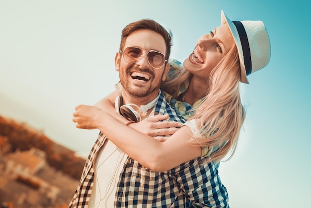 Jovem casal no parque primavera