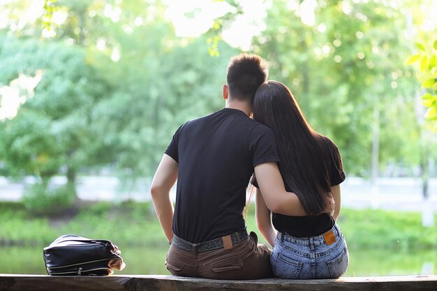 Jovem casal no primeiro encontro