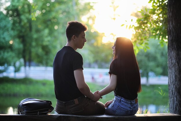 Foto jovem casal no primeiro encontro