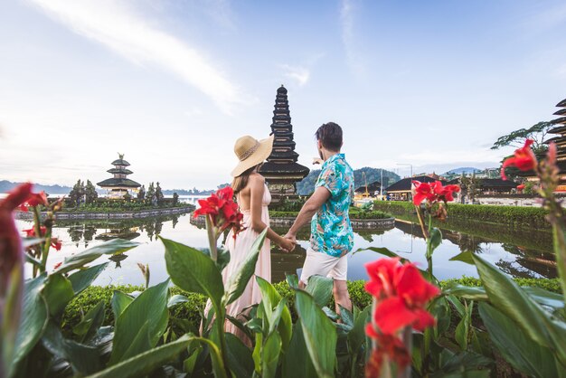 Jovem casal no Pura Ulun Danu Bratan, Bali