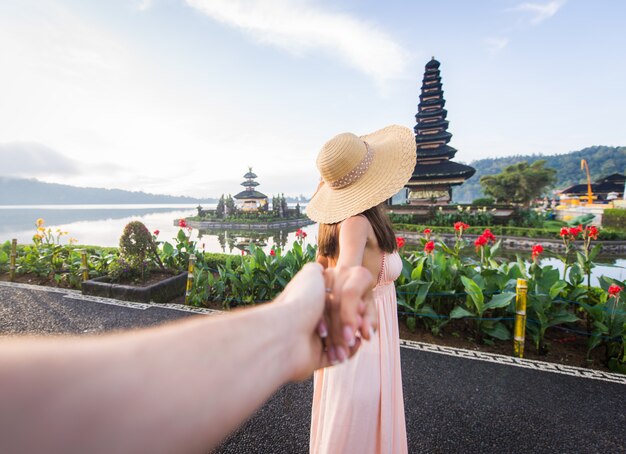 Jovem casal no Pura Ulun Danu Bratan, Bali