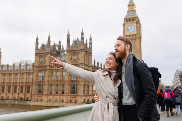 Jovem casal olhando para lugares famosos em Londres