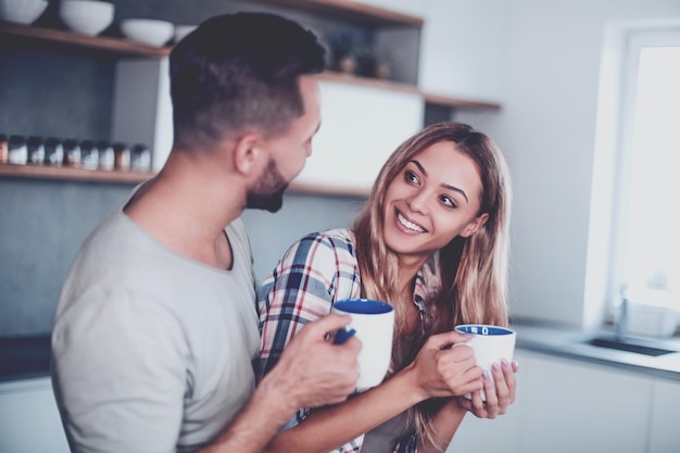 Jovem casal olhando para sua nova prateleira de cozinha