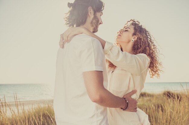 Jovem casal partilha feliz e amor humor na praia