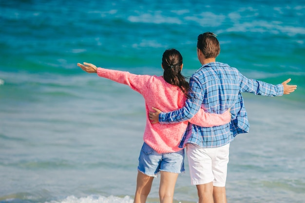 Jovem casal passando tempo juntos na praia