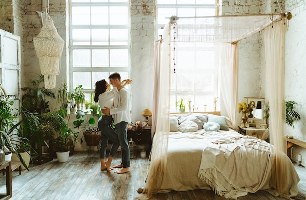 Foto jovem casal passando um tempo em sua bela casa de campo