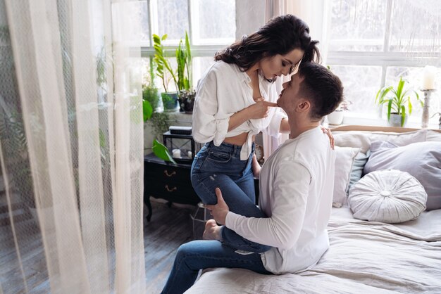 Foto jovem casal passando um tempo em sua bela casa de campo