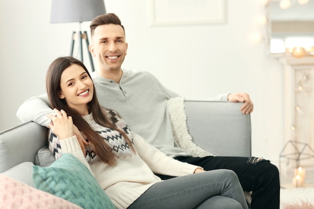 Jovem casal passando um tempo juntos nas férias de inverno em casa