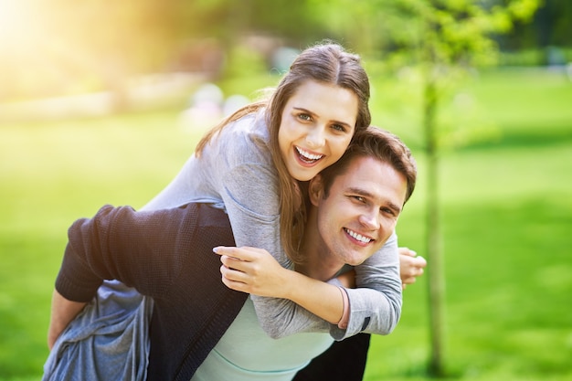 jovem casal passeando no parque