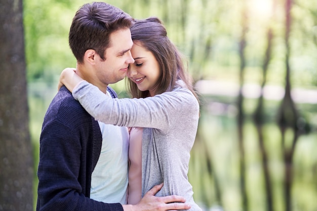 Jovem casal passeando no parque