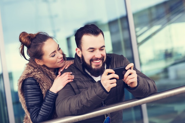 jovem casal passeando pela cidade e tirando uma selfie