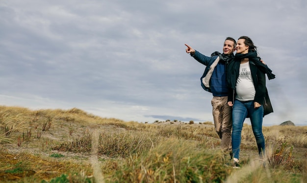 Foto jovem casal passeando perto da costa