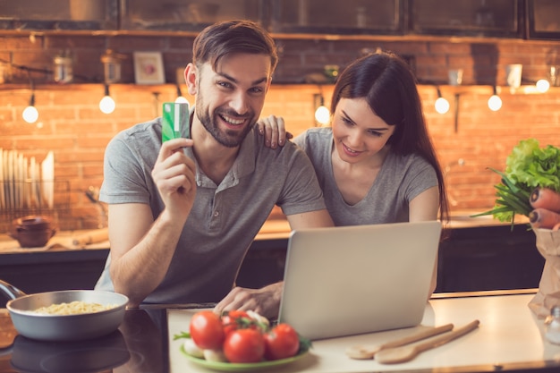 Jovem casal pedindo comida online