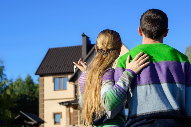 Jovem casal perto de sua casa