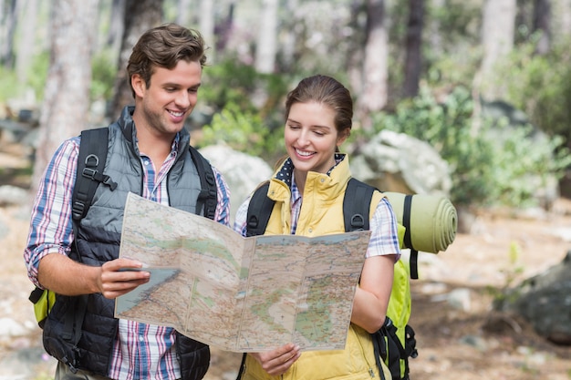 Jovem casal planejando com mapa durante uma caminhada