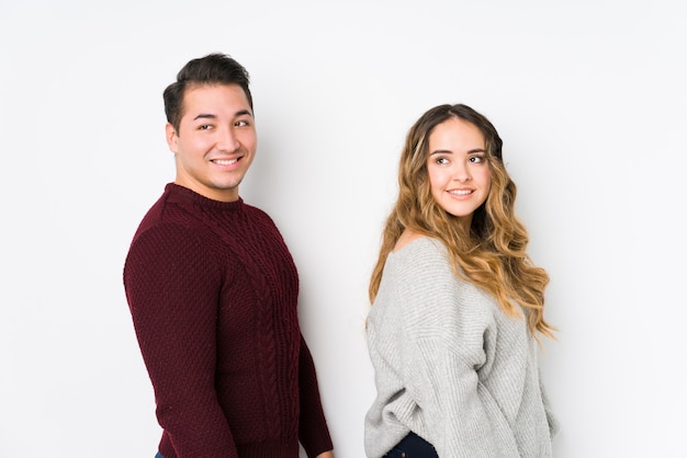 Jovem casal posando de branco