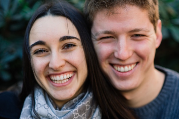 Jovem casal posando na rua