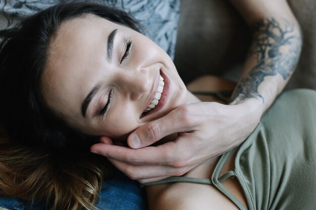 Jovem casal profundamente apaixonado, abraçando e beijando. dia dos namorados, amor, romântico, conceito de família