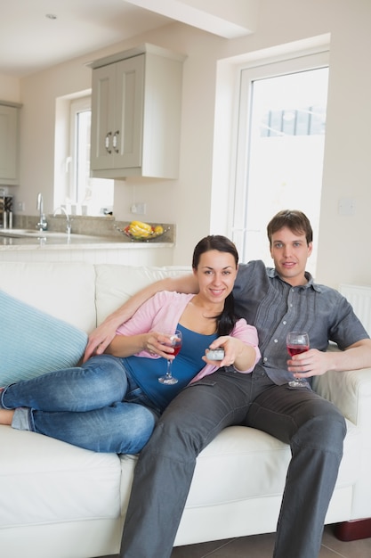 Jovem casal relaxante na sala de estar