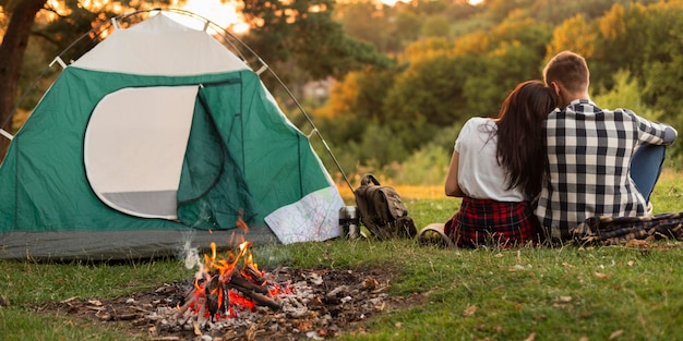 Foto jovem casal romântico curtindo o tempo na natureza