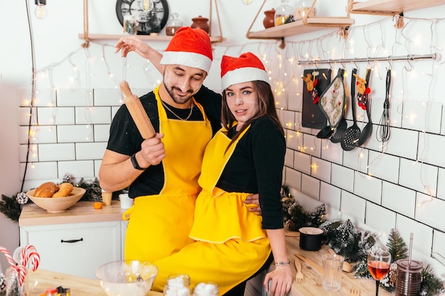 Jovem casal romântico em pé na cozinha se abraçando