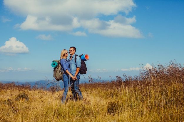 Jovem casal romântico enquanto viaja nas montanhas