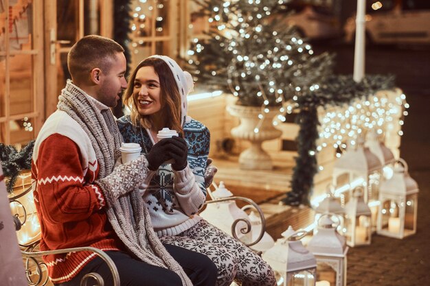 Jovem casal romântico na época do Natal, aproveitando o tempo juntos