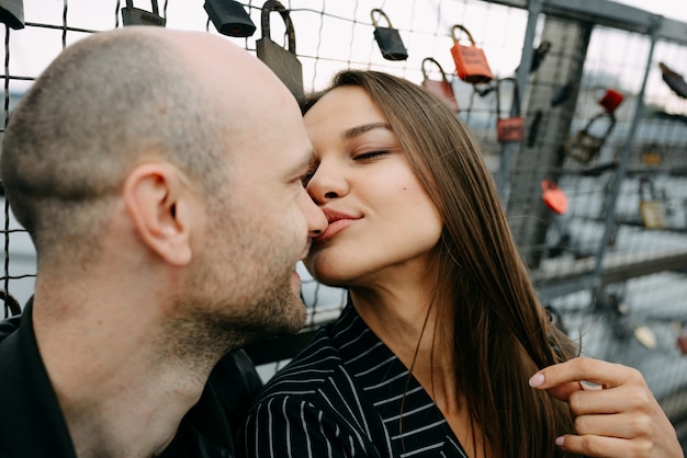 Foto jovem casal romântico na margem do rio