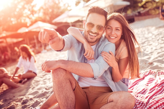 Jovem casal romântico na praia