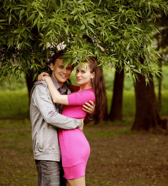 Foto jovem casal romântico no parque