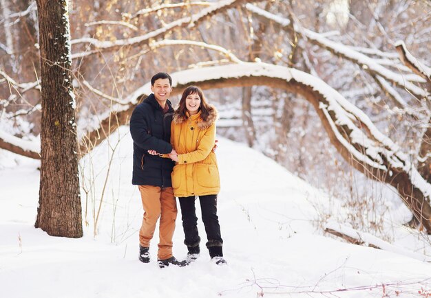 Jovem casal se abraça no inverno no parque. História de amor