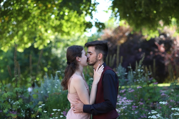 jovem casal se beijando no parque