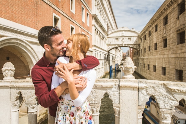 jovem casal se divertindo durante a visita a Veneza - Turistas viajando pela Itália e visitando os pontos turísticos mais relevantes de Veneza - Conceitos sobre estilo de vida, viagens, turismo