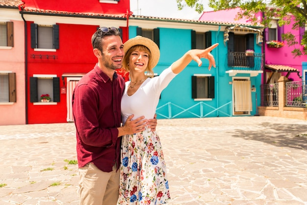 Jovem casal se divertindo durante a visita a veneza - turistas viajando pela itália e visitando os pontos turísticos mais relevantes de veneza - conceitos sobre estilo de vida, viagens, turismo