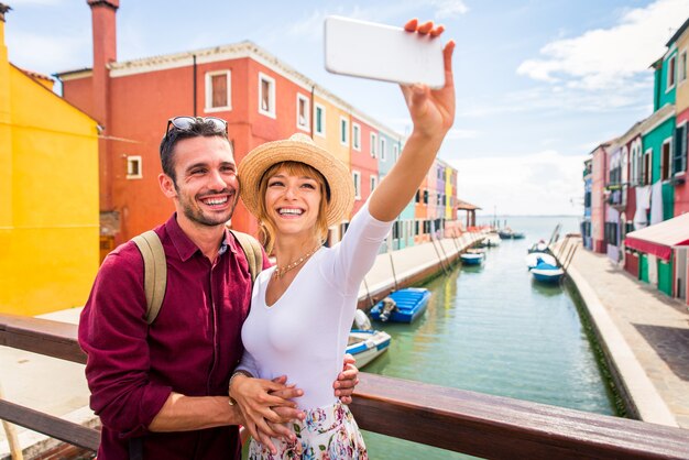 Jovem casal se divertindo durante a visita a veneza - turistas viajando pela itália e visitando os pontos turísticos mais relevantes de veneza - conceitos sobre estilo de vida, viagens, turismo