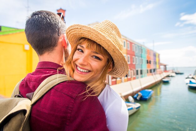 Jovem casal se divertindo durante a visita a veneza - turistas viajando pela itália e visitando os pontos turísticos mais relevantes de veneza - conceitos sobre estilo de vida, viagens, turismo