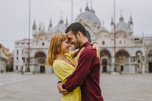 jovem casal se divertindo durante a visita a Veneza - Turistas viajando pela Itália e visitando os pontos turísticos mais relevantes de Veneza - Conceitos sobre estilo de vida, viagens, turismo