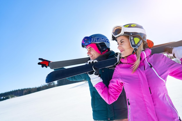 Jovem casal se divertindo enquanto esquiava no inverno. Foto de alta qualidade