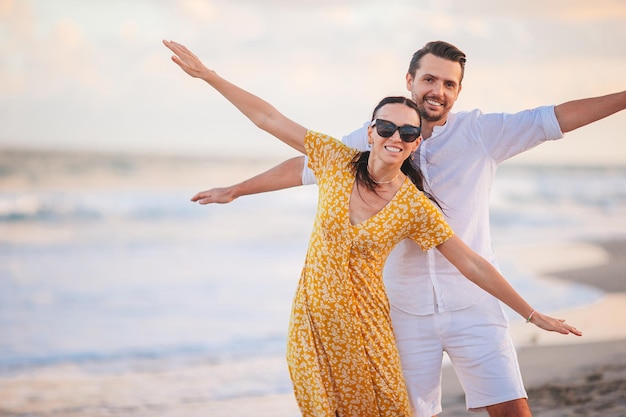 Jovem casal se divertindo juntos na praia