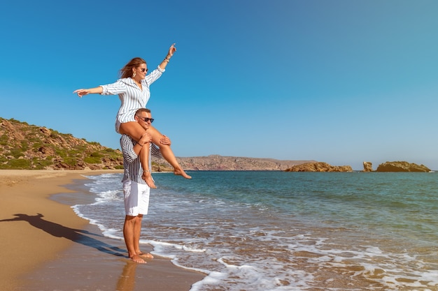 Jovem casal se divertindo na praia