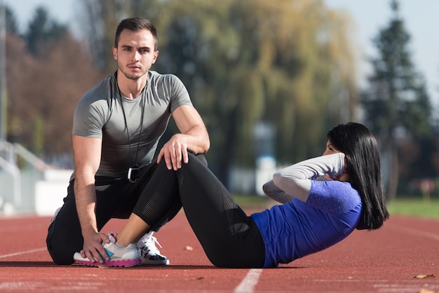 Jovem casal se exercitando na área do parque da cidade, treinando e exercitando para o conceito de estilo de vida saudável de fitness de resistência ao ar livre